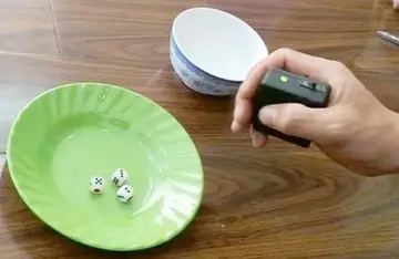 Xóc đĩa bịp là một trò chơi gian lận phổ biến trong hoạt động đánh bạc